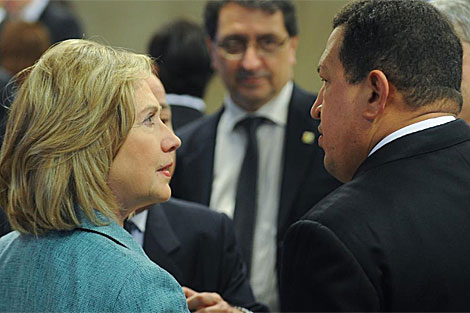 Clinton y Chvez durante un momento de su breve encuentro en Brasil. | Efe
