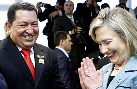 Hugo Chvez y Hillary Clinton conversan el sbado en Brasilia. | Efe