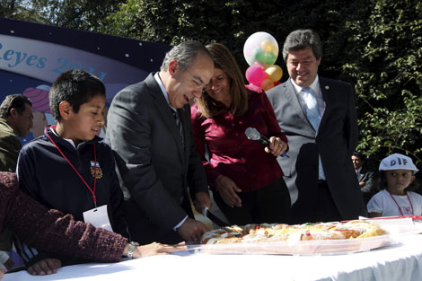 El presidente Caldern y su esposa en la celebracin de 'Rosca de Reyes'. | Efe
