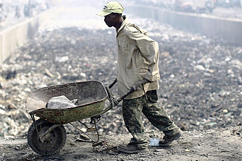 Un haitiano trabaja cerca del canal sepultado por los escombros. I Reuters