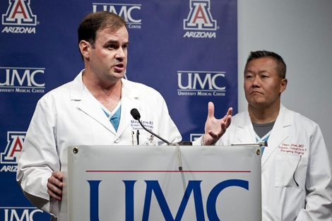 Michael Lemole, neurocirujano del Centro Mdico de la Universidad de Arizona. | AP