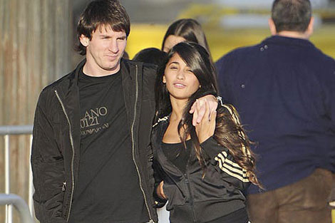 Messi con su novia por Barcelona.