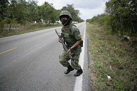 Un soldado mexicano corre durante una operacin contra el 'narco'en Mxico. | Reuters
