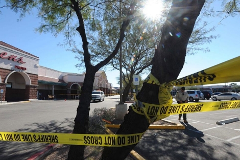 La Polica y el FBI acordonan el lugar en el que ocurri el tiroteo en Tucson. | Efe