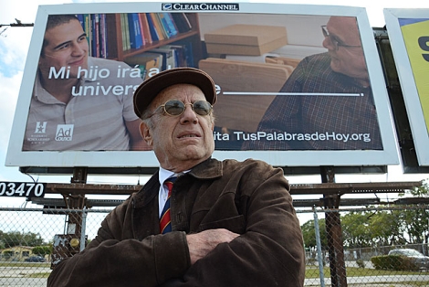 Max Lesnik delante de la valla despus que fue retirado el polmico anuncio. | Rui Ferreira