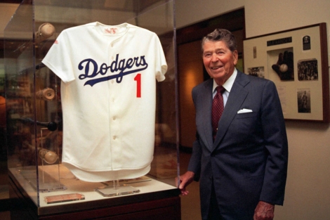 Ronald Reagan durante su visita a un museo en su honor en Simi Valley.