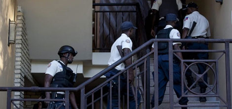 Varios policas suben por unas escaleras del Hotel Karibe en Puerto Prncipe. | Efe