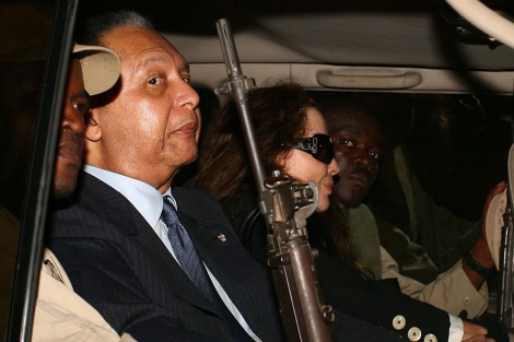 Duvalier y su compaera, el domingo tras volver a Hait. | AFP