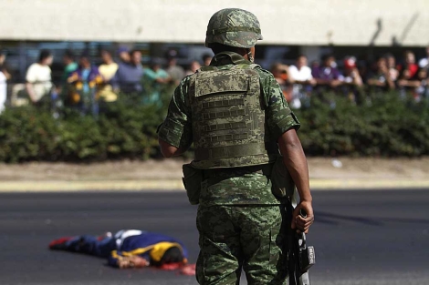 Un militar custodia el cuerpo de un hombre asesinado en el estado de Sinaloa. | Efe