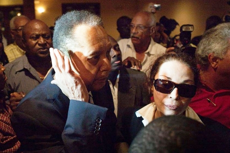 El ex dictador haitiano junto a su esposa tras ser liberado el martes. | AFP