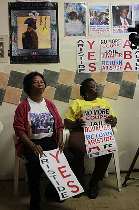 Dos mujeres piden el regreso de Arstide. | AP