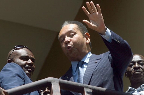 Duvalier saluda a sus seguidores en un balcón del hotel Karibe. | AFP