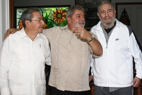 Lula da Silva, entre Ral y Fidel Castro a comienzos de 2010. | R. Stuckert