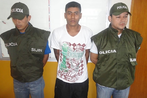 Rodolfo Gutirrez Contreras (c) custodiado por dos policas colombianos.