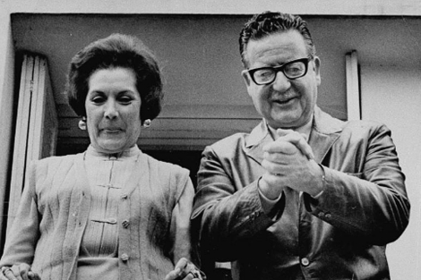 El presidente Salvador Allende con su esposa en la ventana de su casa en Santiago de Chile.