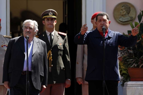 Chvez habla junto a Mujica en el Palacio de Miraflores de Caracas. | Efe