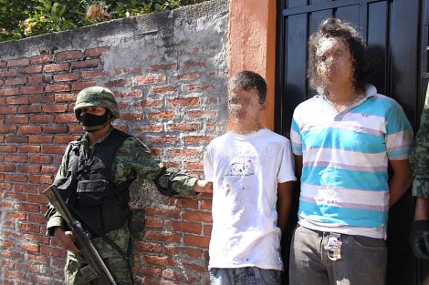 Los dos nios sicarios detenidos por el Ejrcito mexicano. | Efe
