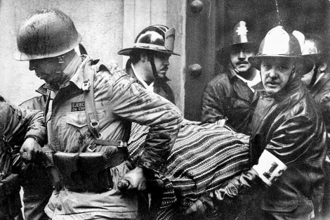 1973, el cadáver de Salvador Allende envuelto en un poncho boliviano. | AP