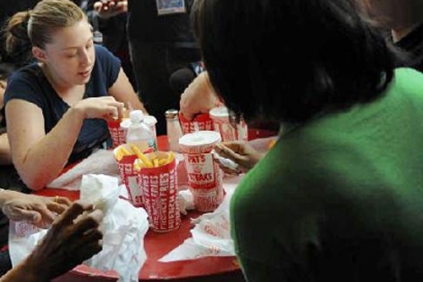 Michelle Obama comiendo en un restaurante de comida rpida en Filadelfia. | Archivo