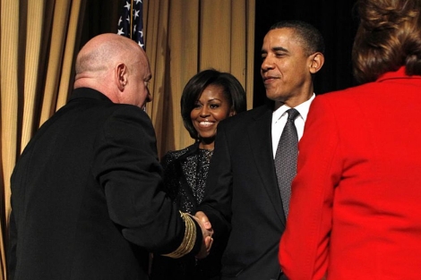Kelly (i) saluda a Obama este jueves en el tradicional Desayuno Nacional de Oracin. | Reuters