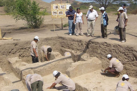 Los arquelogos limpian los restos arqueolgicos en la huaca Santa Rosa. | Efe