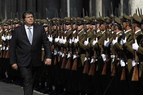 El presidente peruano Alan García es saludado por la Guardia de Honor en Chile. | Reuters