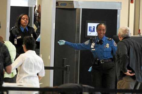 Agentes de aduanas y viajeros en el aeropuerto de La Guardia en Nueva York.