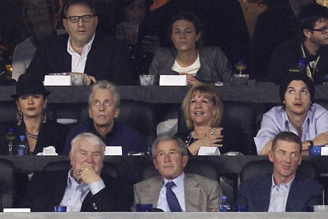 El ex presidente George W. Bush (abajo centro) en el partido de la Super Bowl. | Reuters