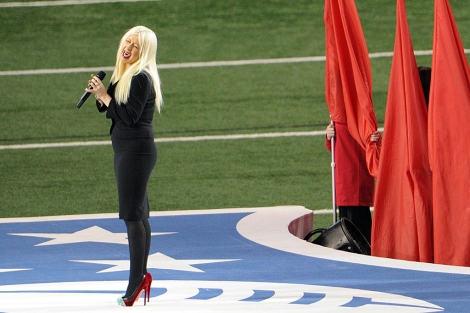 Christina Aguilera canta el himno de EEUU en el Cowboys Stadium de Arlington. | Efe