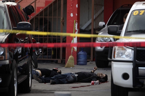 Los cadveres de dos de los jvenes acribillados en Ciudad Jurez. | AP
