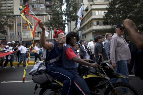 Un hombre usa una mscara de Chvez en una manifestacin contra el presidente. | AP