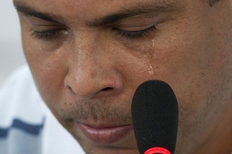 Ronaldo llora en el anuncio de su retirada, en la sede del Corinthians. | Efe
