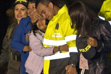Carlos Alberto Ocampo Prez con su familia en el momento de su liberacion. AP