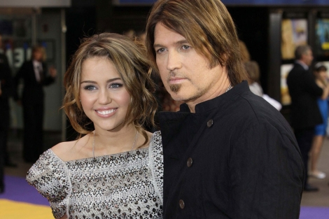Miley Cyrus junto a su padre. I AFP