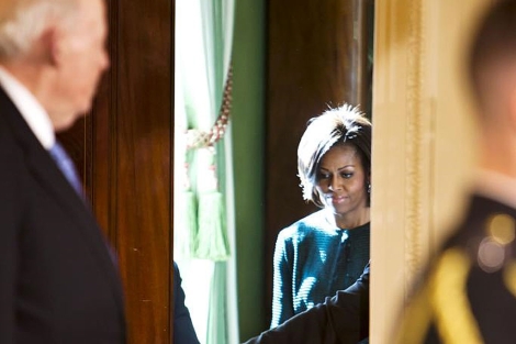 La primera dama estadounidense, Michelle Obama(C), en la Casa Blanca. I Efe