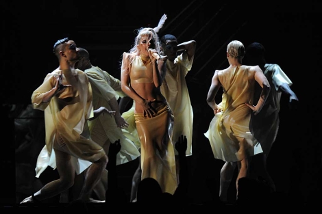 Lady Gaga y su grupo cantando 'Born this way' en los premios Grammy. | AFP