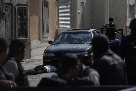 Agentes policiales observan varios cuerpos asesinados en C. Jurez. | Reuters