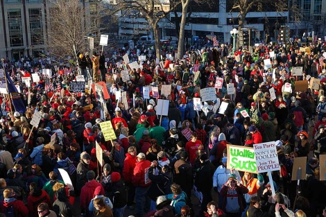 Miles de manifestantes protestan frente al Capitolio de Wisconsin. | AFP