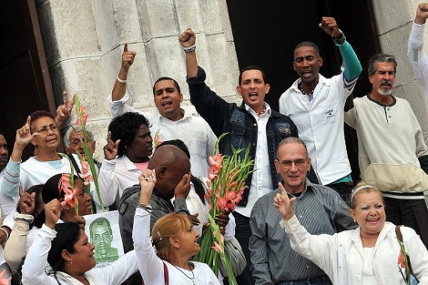Las damas de blanco dedicaron su habitual paseo dominical a Orlando Zapata. | Efe