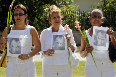 Damas de blanco portan fotos de Zapata en el primer aniversario de su muerte. I Reuters