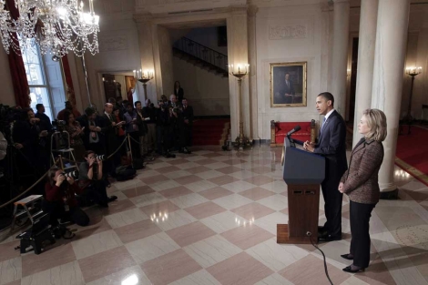 Obama y Clinton hablan con la prensa sobre la crisis en Libia. | AP