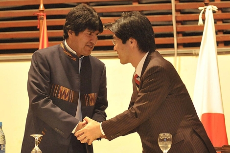 Evo Morales y el viceministro parlamentario de Economa, Comercio e Industria de Japn. | Efe