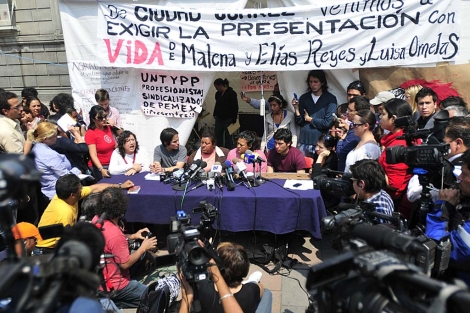 Marisela (c) y Olga Reyes ofrecen una rueda de prensa en Ciudad de Mxico. | Efe