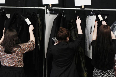 Mujeres trabajando en una tienda de Nueva York. | Reuters