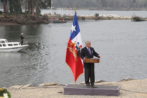 El presidente de Chile frente a la isla de Orrego. | J.B.