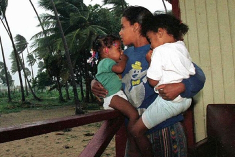 Una madre joven de Puerto Rico con sus hijas. | Reuters