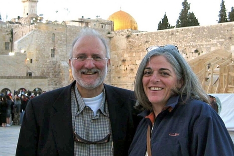 Imagen de archivo de Alan Gross y su mujer en Jerusalem en 2005. | Reuters