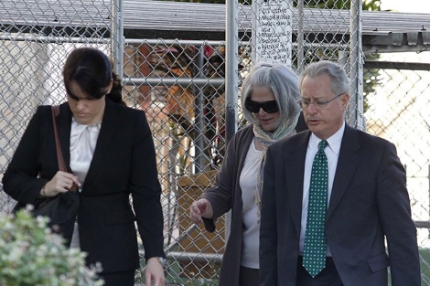 Judy Gross (c), esposa de Alan Gross, llega al juicio celebrado en La Habana. | Reuters