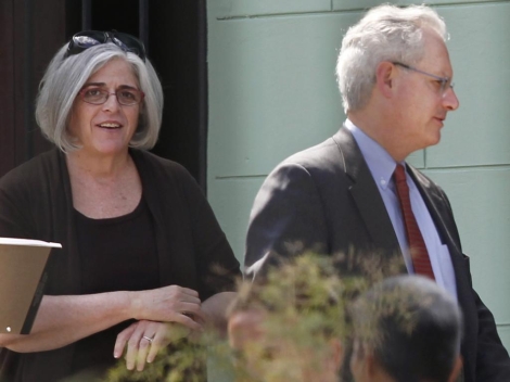 Judy Gross, esposa de Alan Gross, y su abogado afuera de la Corte. | Reuters
