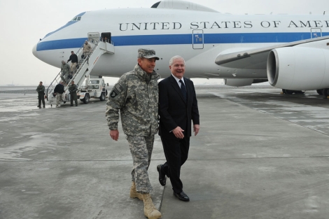 Robert Gates charla con David Patreus a su llegada a la capital afgana. | AFP